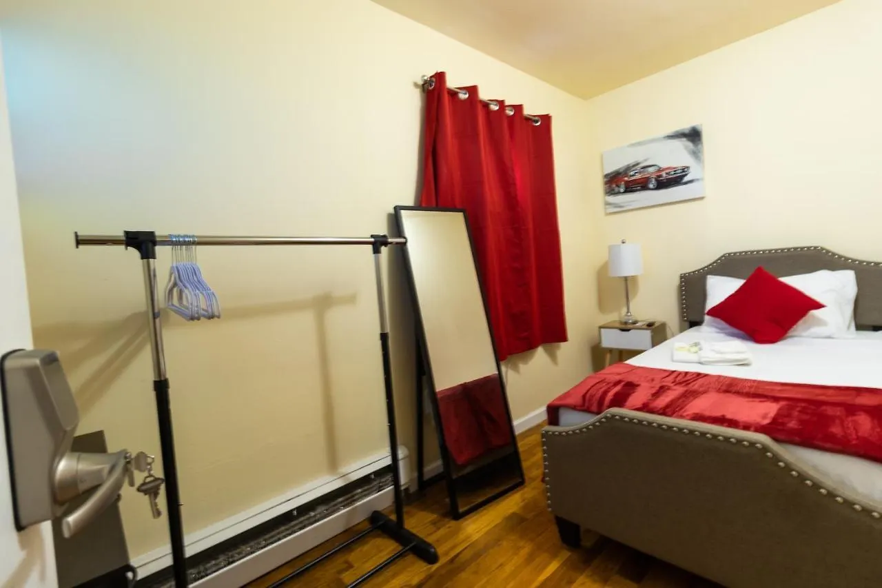 Apartment Deluxe Twin Size Bed-Red Room On The 1St Fl In Elmhurst Ny New York